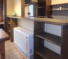 カウンターの下に蓄熱ヒーターを設けました