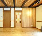 LDK 床は杉無垢板 建具は全て当社オリジナル