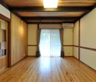 LDK 天井は杉化粧梁に無垢板張り