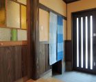 玄関 シューズクロークの入り口に掛けたのれんが爽やかです