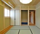 和室　板張りスペースは役に立ちます　正面は押入れ及び仏壇スペース