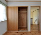 2F洋室 収納部はすべて無垢材