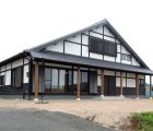 遠目にもどっしりとした和モダンな建物外観