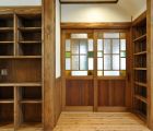 ＬＤＫ　本棚や電話台も兼ねた多目的の収納棚を設けました　塗装はすべて自然塗料です