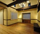居間 床は杉浮造り仕上げ