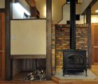 薪ストーブはヨツール製 アンティークレンガを積み、サイドには薪置きスペースを設けています