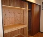 ２Ｆ洋室Ｂ　クローゼット内部の仕上げも木の香り豊かな無垢板仕上げ