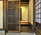 内玄関　千本格子の建具はシースルー