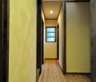 廊下　採光の為、天窓を設けました
