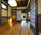 腰壁・床は杉浮造り仕上げ