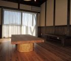 床は杉浮造り仕上げ。冬の日差しが心地よい。テーブルとＴＶボードは当社オリジナル