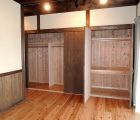 造り付け収納を開けた状態　仕上げは杉無垢板張り