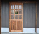 教室の入口となる玄関戸は、木製建具で造作しました