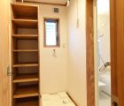 脱衣室 収納棚の棚は可動棚にしています