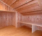 主寝室横の小屋裏収納 内部はすべて木の香り豊かな無垢板仕上げ