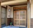 玄関戸は木製のオリジナル建具 アルミにはない温かい雰囲気です