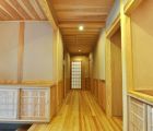 木の香りがすがすがしい 居間へと続く廊下
