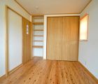 子供部屋 床は杉浮造り仕上げ 建具・本棚とも当社オリジナル