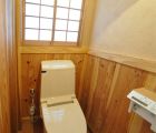 トイレ 壁は西洋漆喰パビスタンプ 内障子を入れ和の雰囲気にしました