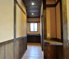 洗面所への廊下周りは、旅館のような雰囲気に仕上げました。壁は、西洋漆喰パビスタンプ仕上げ