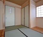 寝室 入口の建具は、多少様子が分かるようなデザインにしました。