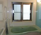 ユニットバスはＹＡＭＡＨＡ製 坪庭を望む窓はブラインド内蔵タイプ