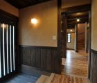 子世帯 玄関廻りは、壁は杉無垢板貼り古色仕上げと西洋漆喰パビスタンプ