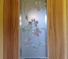 リビングのドアにはオリジナルの桜のモチーフのデザインガラスを入れました