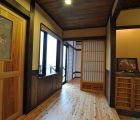 玄関ホールより囲炉裏の部屋へ