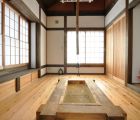 床は杉浮造り無垢板仕上げ