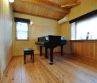 ピアノ室 勾配天井にして、壁は吸音材で仕上げています