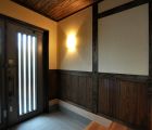 玄関 腰壁は杉無垢板貼り