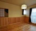 2F洋室B 床・腰壁とも無垢材をクリアーで塗装しています