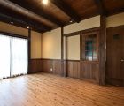 ＬＤＫ　腰壁は杉無垢板張り自然塗料