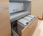 食器棚の下は分別ゴミの収納