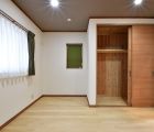 洋室　収納内部は無垢板仕上げ