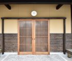 玄関　オリジナルの木製引き分け戸