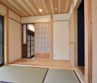 和室　天井は杉無垢板仕上げ