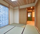 和室より玄関ホールを望む　天井は杉無垢板仕上げ