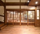 床はエイジング仕上げの無垢板