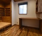 子供部屋　床はアカシア無垢板
