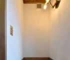 ２Ｆトイレ　腰壁塗り壁仕様　奥様お気に入りの照明器具