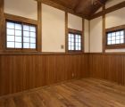 主寝室　床は無垢板仕上げ　内障子が和の感じを出しています