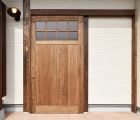玄関ポーチ 玄関戸は木製当社オリジナル