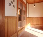 玄関土間 腰壁は無垢材