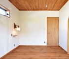 洋室 床天井とも無垢板仕上げ