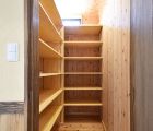 リビング隣接納戸