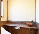 トイレ　カウンターに和の手洗い鉢を採用