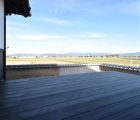 朝倉の田園風景を一望できるウッドデッキ