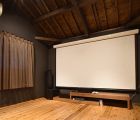 ホームシアタールームには120インチのスクリーンを採用